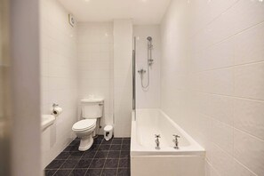 Ein Badezimmer mit Toilette, Bidet und Badewanne.