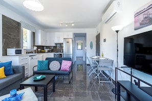 Departamento, 1 habitación, cocina, vista a la ciudad | Área de sala de estar | Smart TV, Netflix y servicios de streaming 