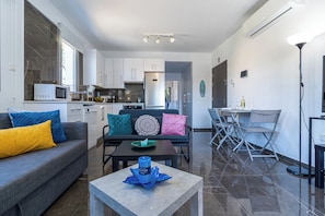 Apartment, 1 Bedroom, Kitchen, City View | Living area