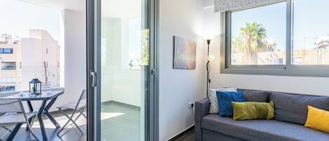 Apartment, 1 Bedroom, Kitchen, City View | Living area