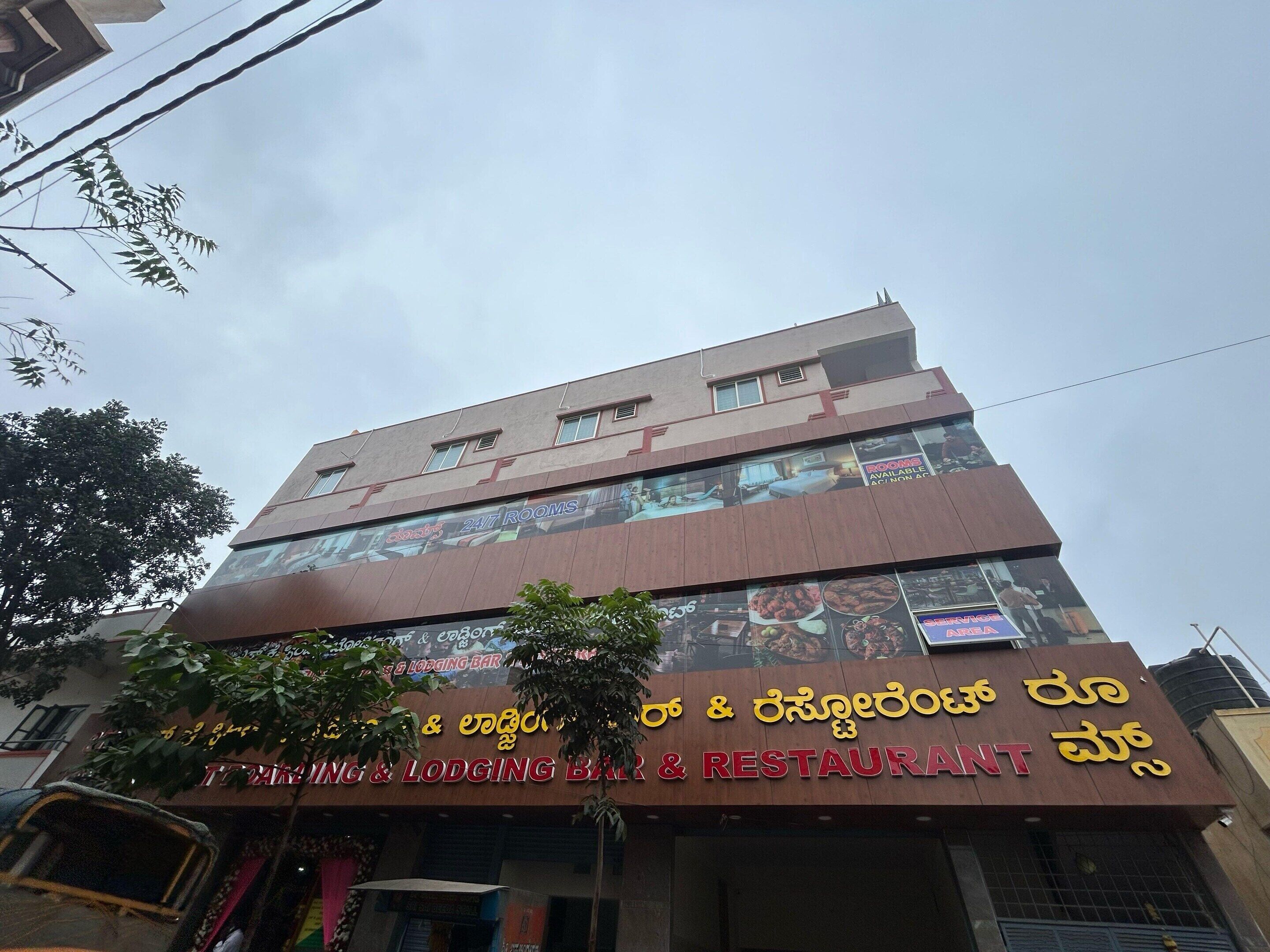 A building with a sign indicating it is a 24/7 room and restaurant.