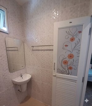 Family Room | Bathroom | Toilet paper - Parichat House (Khanong Phra)