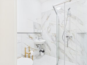 Shower, towels, toilet paper - Compact city apartment for 2 people (GÖ02) (Görlitz)