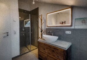 Shower, hair dryer, towels - Vacation apartment for max. 4 persons (Brannenburg)