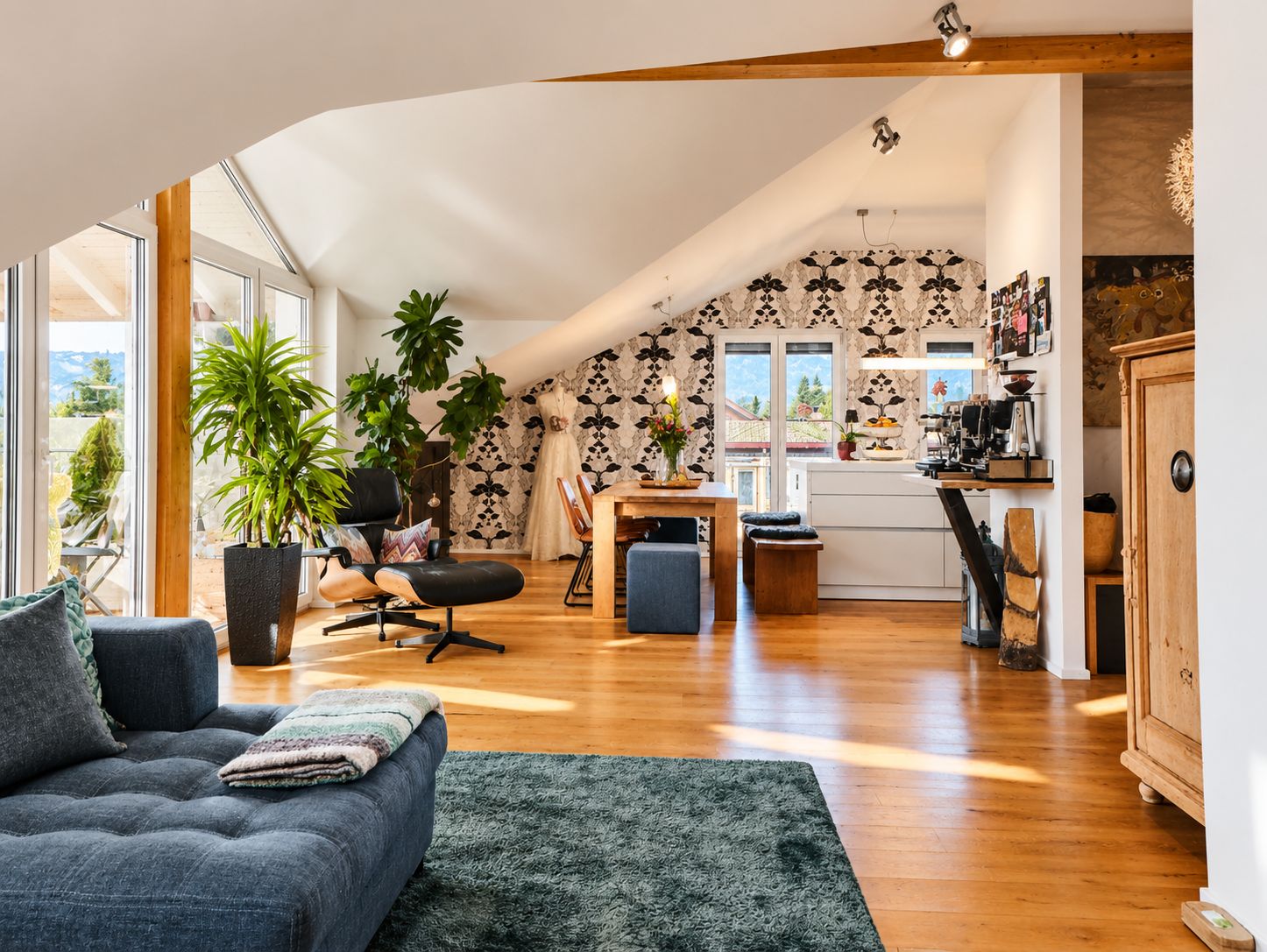 Ein geräumiges Loft mit hohen Decken, einem Essbereich und einer Küche.