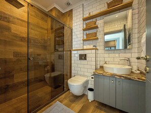 Shower, towels, soap, toilet paper - Qoople Smart 4 Cleopatra 7 Family 2+1 Apartment (Alanya)