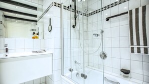 Shower, hair dryer - Vacation home Reidschott - Holiday home Reidschott - modern, cozy and (Wyk auf Föhr)
