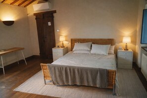 A bedroom with a bed, bedside tables, a desk, a chair, and a wardrobe. - I escape to Umbria, Torreluca (todi)