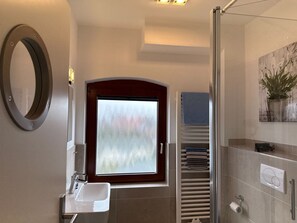 Shower, towels - Single room close to the beach in a quiet location in Wenningstedt - Pension La Mer - (Wenningstedt-Braderup (Sylt))
