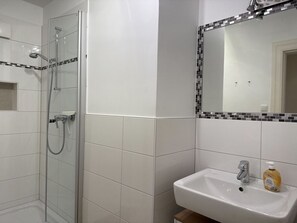 Dusche, Haartrockner, Handtücher