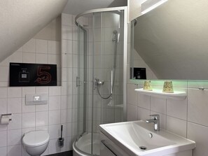 Dusche, Haartrockner, Handtücher
