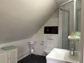 Dusche, Haartrockner, Handtücher