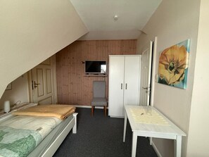 1 bedroom, WiFi, bed sheets - Single room near the beach with TV and WLAN in Wenningstedt - Pension La Mer - (Wenningstedt-Braderup (Sylt))