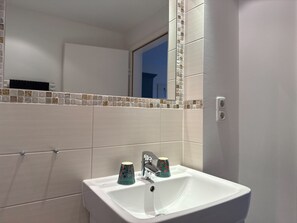 Shower, hair dryer, towels - Double room close to the beach in a quiet location in Wenningstedt - Pension La Mer - (Wenningstedt-Braderup (Sylt))