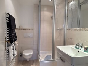 Shower, hair dryer, towels - Double room close to the beach in a quiet location in Wenningstedt - Pension La Mer - (Wenningstedt-Braderup (Sylt))