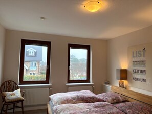 1 bedroom, WiFi, bed sheets - Double room close to the beach in a quiet location in Wenningstedt - Pension La Mer - (Wenningstedt-Braderup (Sylt))