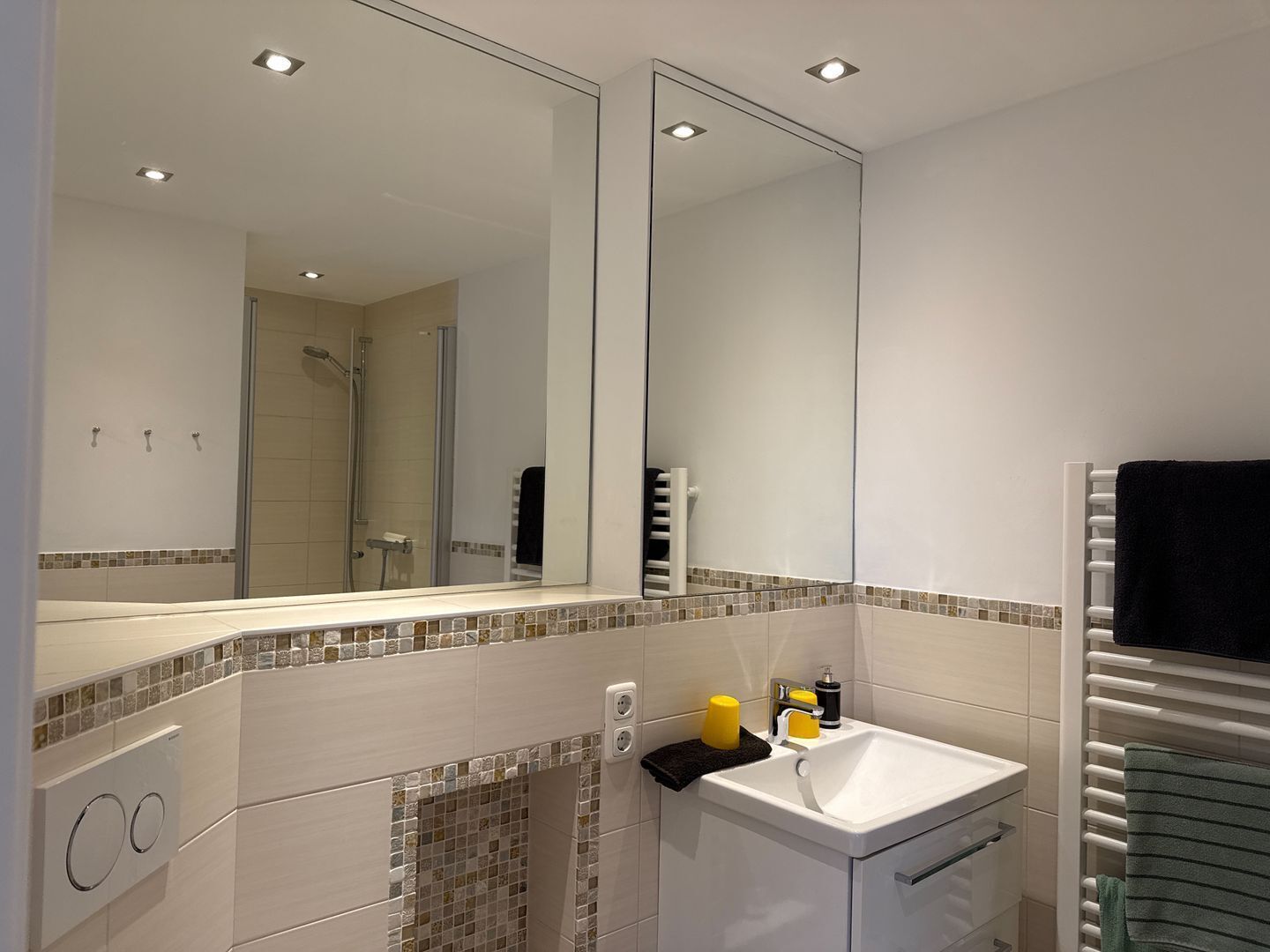 Een douche, een haardroger, handdoeken