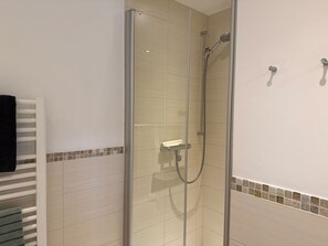 Shower, hair dryer, towels - Double room close to the beach in a quiet location in Wenningstedt - Pension La Mer - (Wenningstedt-Braderup (Sylt))