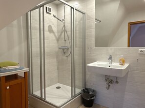 Dusche, Haartrockner, Handtücher