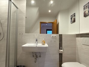 Dusche, Haartrockner, Handtücher
