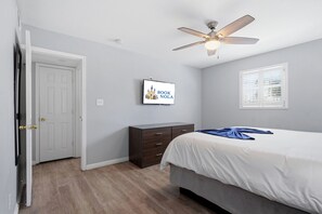 Room - Stylish 2BR near Frenchmen Street with shared pool, hot tub, and easy walk to the French Quarter. (New Orleans)