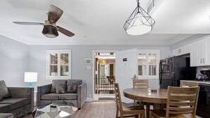 Una sala moderna con sofá, mesa de centro y comedor con sillas y una mesa.