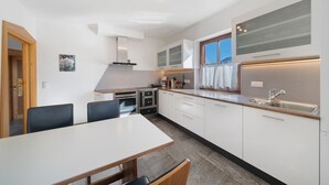Wasserkocher mit Kaffee-/Teezubehör, Kühlschrank, Ofen, Herdplatte