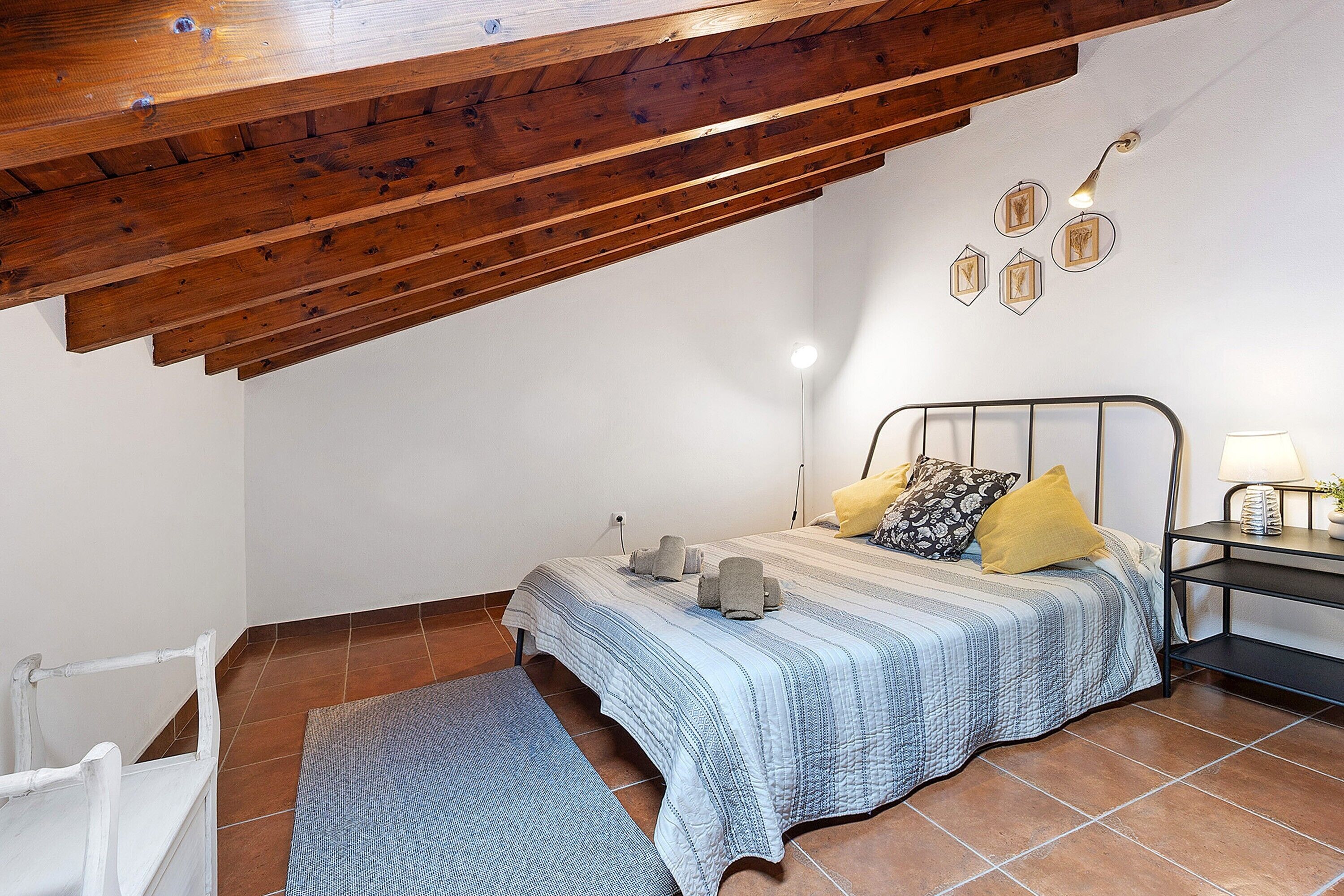 Tabla de planchar con plancha, wifi y ropa de cama 