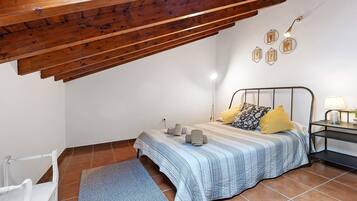 Tabla de planchar con plancha, wifi y ropa de cama