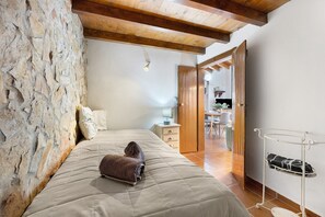 Tabla de planchar con plancha, wifi y ropa de cama 