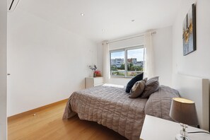 1 dormitorio, tabla de planchar con plancha, wifi y ropa de cama