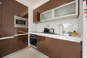 Frigorífico, microondas, horno y placa de cocina