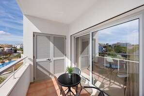 Outdoor dining - Holiday Home 'Daniel's House' with Shared Pool, Wi-Fi and Air Conditioning (Lagos)