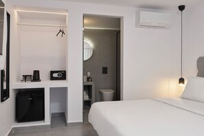 Coffres-forts dans les chambres, fer et planche à repasser