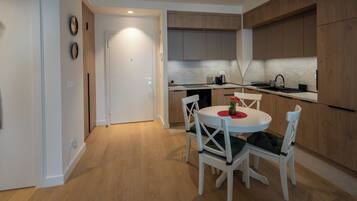Deluxe Apartment, City View | Dining