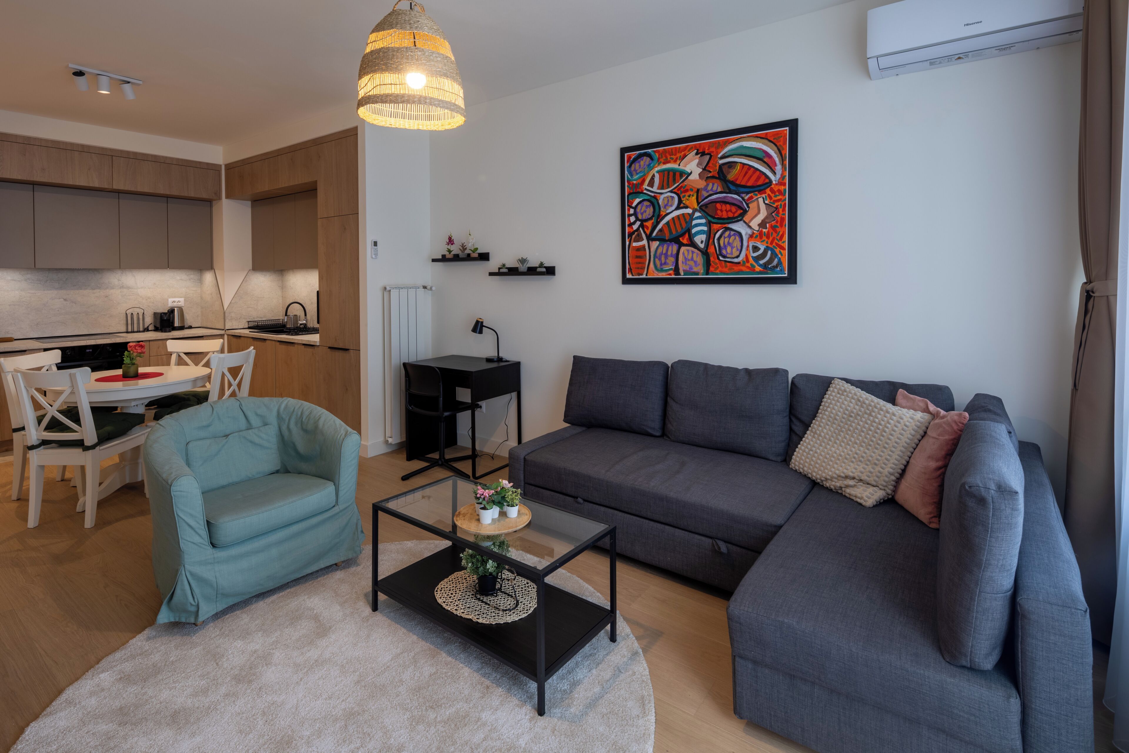 Deluxe Apartment, City View | Living area