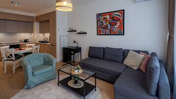 Deluxe Apartment, City View | Living area