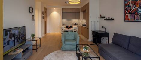 Deluxe Apartment, City View | Living area