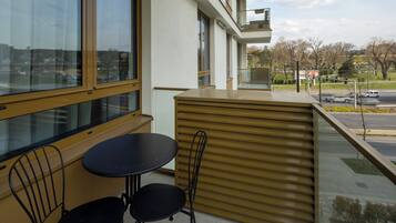 Deluxe Apartment, City View | Outdoor dining