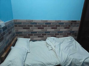 Single Room | Free WiFi, bed sheets - Deepak Guest House (Mathura)