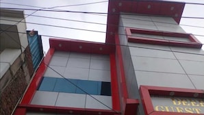 A building with the sign 'DEEPAK TRADING COMPANY' and a smaller sign 'DEEPAK GUEST'. - Deepak Guest House (Mathura)