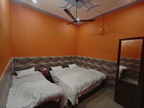 Triple Room | Free WiFi, bed sheets - Deepak Guest House (Mathura)