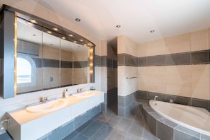 Shower, hair dryer, soap, toilet paper - Villa 10 pers, sea view on the Costa Brava 5 min from the beach of Roses with swimming pool (Palau-saverdera)