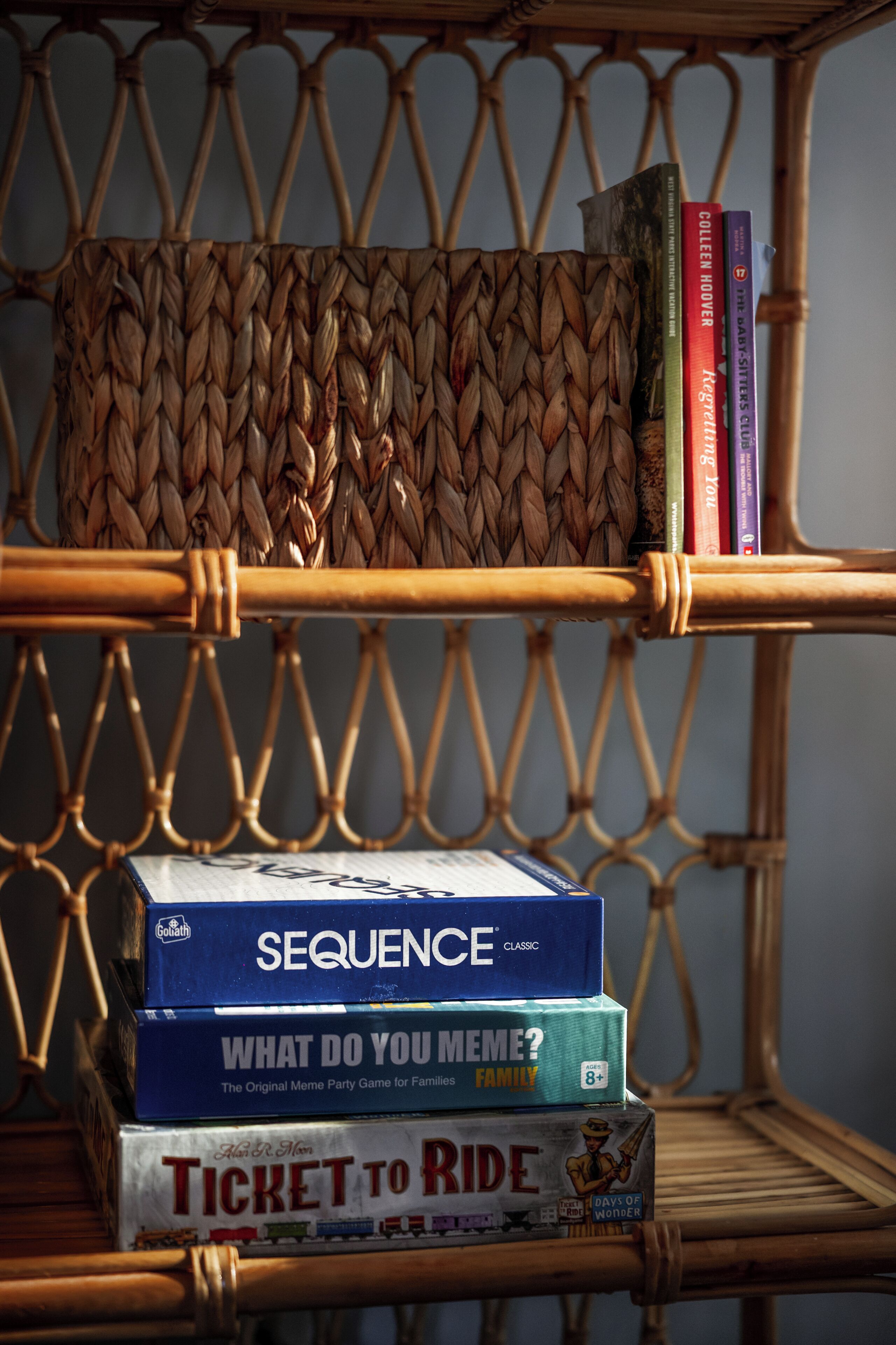 Ein Bücherregal mit Büchern und Gesellschaftsspielen.