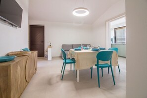 Dining - GuestHost - Cozy and bright 70 square meters apartment, perfect for four people, located on the first floor of a building without an elevator.The property enjoys an excellent location, in an extremely quiet area and just 250 meters from the seafront. Ame (Cannigione)