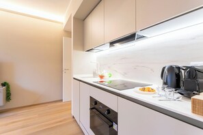 Een koelkast, een magnetron, een oven, een kookplaat