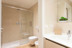 Shower, hair dryer, bidet - Arco della Pace Sweet Home B by Halldis (Milan)