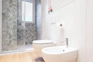 Douche, sèche-cheveux, bidet