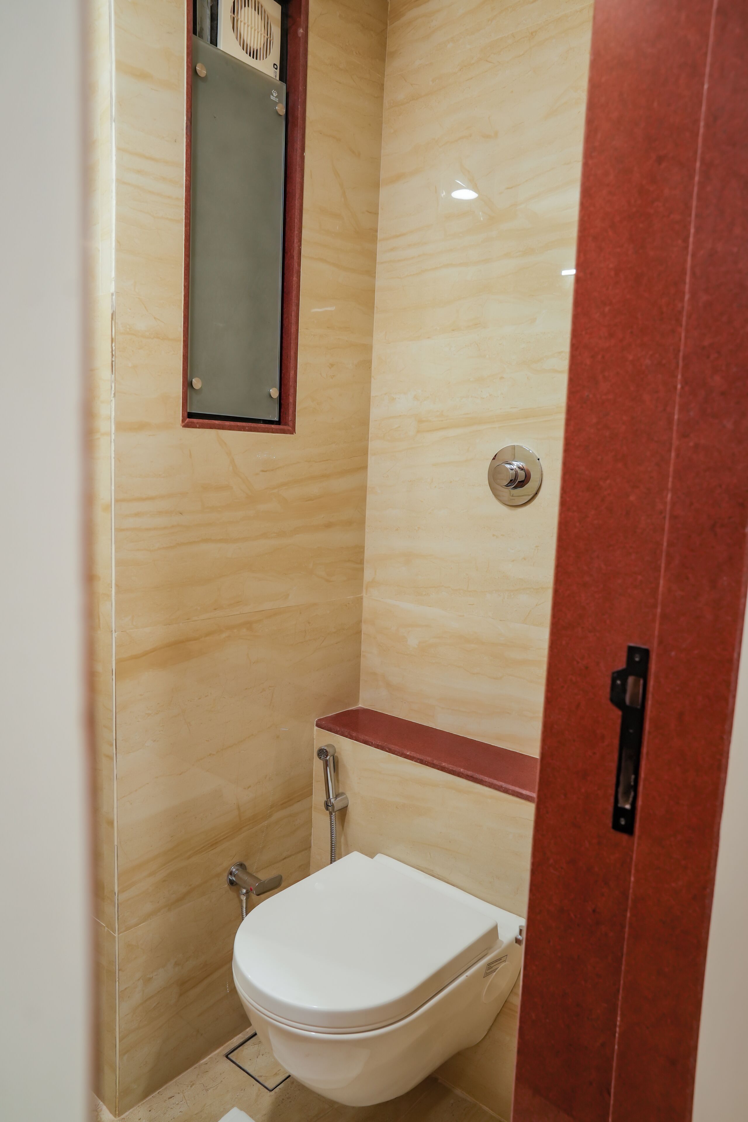 Un baño pequeño con inodoro, ducha y espejo.