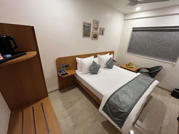 Quarto casal superior | Escrivaninha, Wi-Fi de cortesia